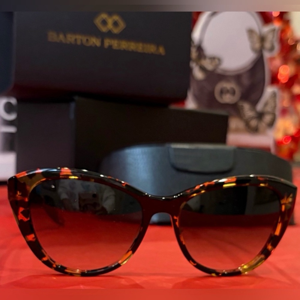 BARTON PERREIRA Tortoise Shell
Sunglasses Case & Magnetic closure w/Cardholder - Picture 3 of 15